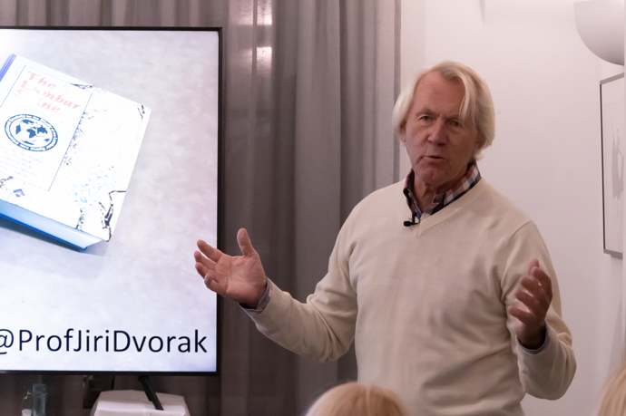 V Praze pokřtil knihu Zdraví nad zlato, která je podle něj kuchařkou zdravého životního stylu.