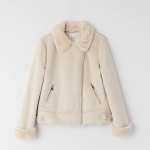 Netradiční křivák v pudrové barvě a zateplené podobě. Oblíbené bundy se nemusíte vzdát ani v zimě. Mohito, 1599 Kč