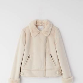 Netradiční křivák v pudrové barvě a zateplené podobě. Oblíbené bundy se nemusíte vzdát ani v zimě. Mohito, 1599 Kč