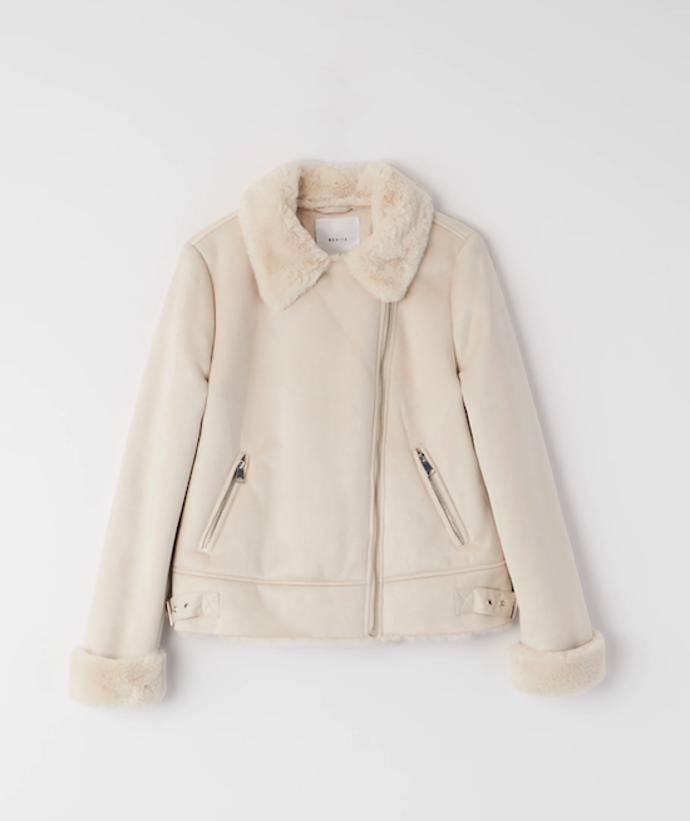 Netradiční křivák v pudrové barvě a zateplené podobě. Oblíbené bundy se nemusíte vzdát ani v zimě. Mohito, 1599 Kč