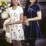 Angela Watson s Christine Lakin, která si v sitcomu Krok za krokem zahrála Al. Právě jejich setkání, které v roce 2020 proběhlo v pořadu Worst Ever Podcast, osvětlilo Angelino zmizení.