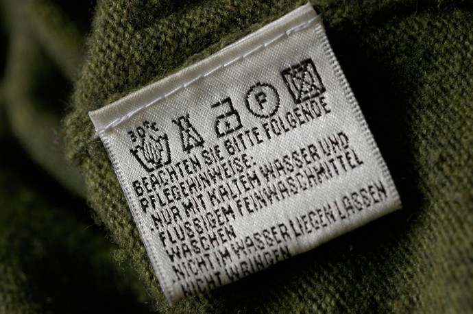 Před praním a sušením každého kousku se řiďte instrukcemi výrobce, které jsou uvedené na cedulce všité do švu svetrů.