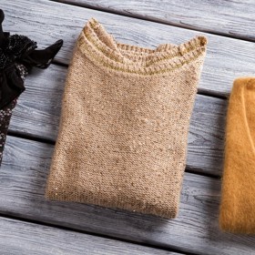 Svetry před uložením pečlivě poskládejte a dejte pozor na zbytkovou vlhkost, aby schované neplesnivěly.