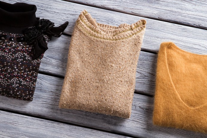 Svetry před uložením pečlivě poskládejte a dejte pozor na zbytkovou vlhkost, aby schované neplesnivěly.