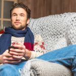 Pletené svetry můžete nechat vyvětrat třeba přehozené přes čalouněné křeslo.