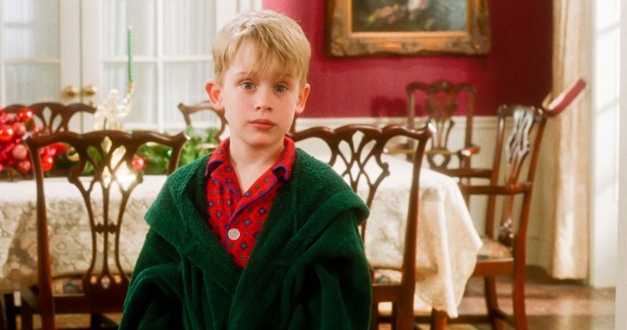 Macaulay Culkin v legendární roli Kevina McCallistera z komedie Sám doma. Desetiletý herec hrál o dva roky mladšího kluka, kterého rodiče zapomenou doma a odjedou na Floridu...