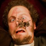Daniel Stern jako Marv, ten méně bystrý z dvojice zlodějů, dostal ve filmu Sám doma hodně zabrat. Na tváři má kromě tarantule také otisk žehličky.