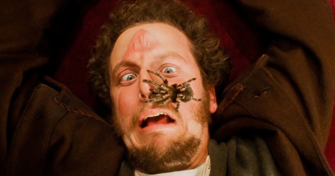 Daniel Stern jako Marv, ten méně bystrý z dvojice zlodějů, dostal ve filmu Sám doma hodně zabrat. Na tváři má kromě tarantule také otisk žehličky.