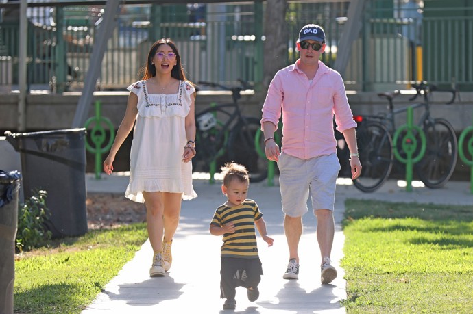 Macaulay Culkin se snoubenkou Brendou Song a synem Dakotou v létě roku 2022.