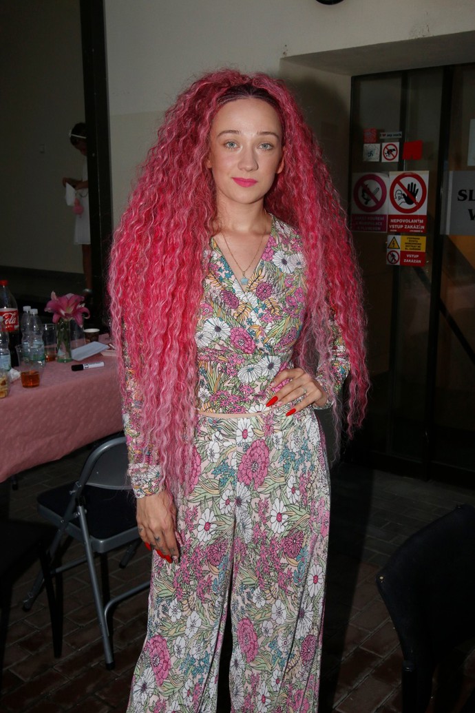 Tereza Mašková se svými růžovými vlasy ráda experimentuje.