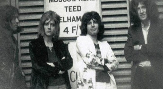 Jedna z prvních fotografií skupiny Queen vznikla v roce 1970. Tehdy ještě nikdo netušil, že z nich budou jedny z největších hvězd 20. století.