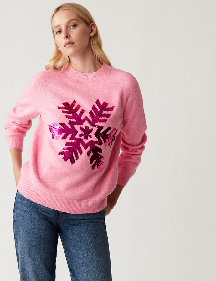 Svetr s kulatým výstřihem a sněhovou vločkou s flitry. Značka Marks&Spencer, 899 Kč