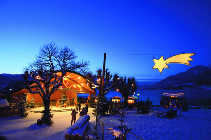 Městečko Strobl na jezeře Wolfgangsee připravilo šestimetrovou vánoční hvězdu.