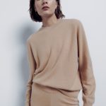 O kašmírový svetr je třeba se dobře starat. Po celodenním nošení ho nechte vyvětrat a v případě zašpinění perte ručně s jemným přípravkem jako je třeba šampon na vlasy. Svetr Reserved, 2999 Kč