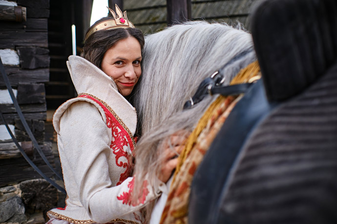 Veronika Khek Kubařová netypicky v roli královny.