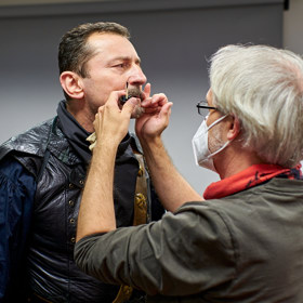 Ondřej Vetchý prochází v maskérně proměnou v lupiče.