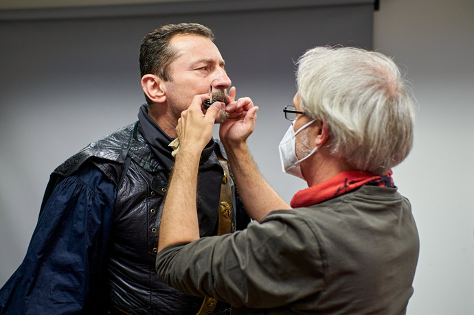 Ondřej Vetchý prochází v maskérně proměnou v lupiče.