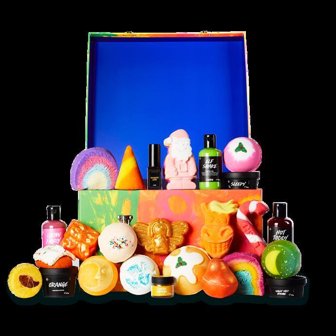Produkty značky Lush vám provoní koupelnu jako žádné jiné. Každý den si budete moci zpříjemnit jedním voňavým produktem a v adventním kalendáři najdete i exkluzivní kousky, které samostatně nezakoupíte. Voňavý balíček 25 produktů stojí 6500 Kč.