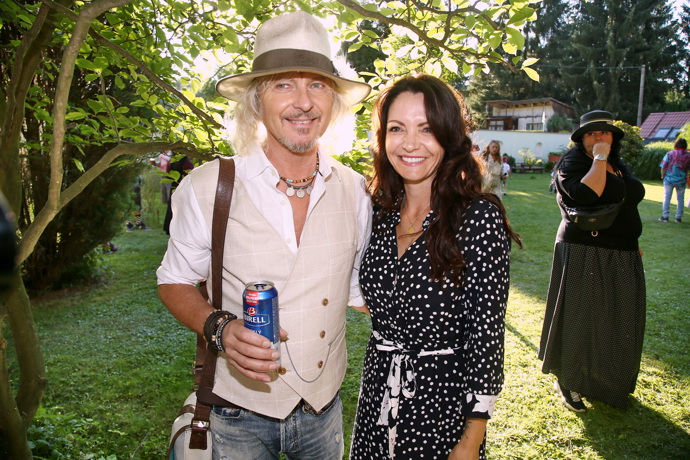 Šediny ovšem dává Peter Nagy hrdě na obdiv. Na fotografii s manželkou Petra Jandy Alicí.