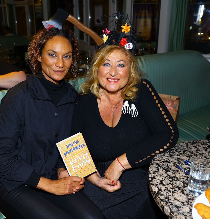 Strašidelný dress code ostatně dodržela také moderátorka Lejla Abbasová - přišla se sekerou v hlavě.