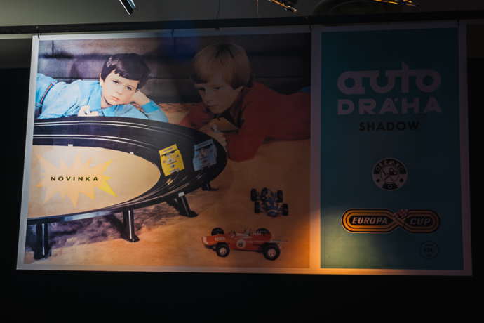 Autodráha stála polovinu tehdejšího platu, proto se celé skupinky dětí scházely u bohatšího kamaráda, který ji pod stromečkem opravdu dostal.