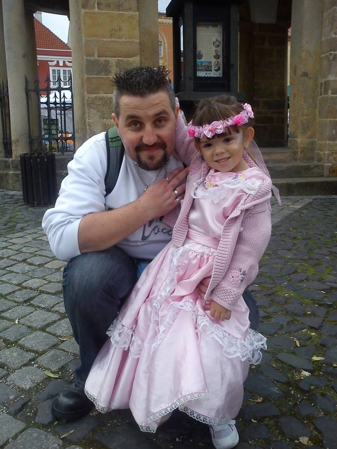 Dominika ráda nosila růžovou barvu a hrála si na princezny.