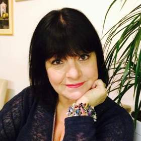 Dana Bartůňková zůstala věrná černé barvě vlasů a věnuje se divadlu pro děti.