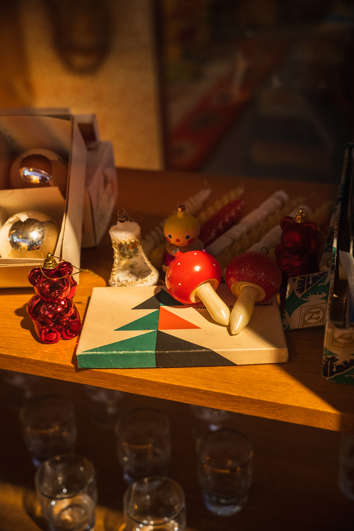 Muchomůrky nebo zvířátka ze skla, to všechno můžeme na stromeček pověsit.