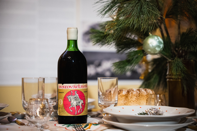 Víno či sekt na sváteční tabuli nesmí chybět, třeba tohle červené Svatováclavské.