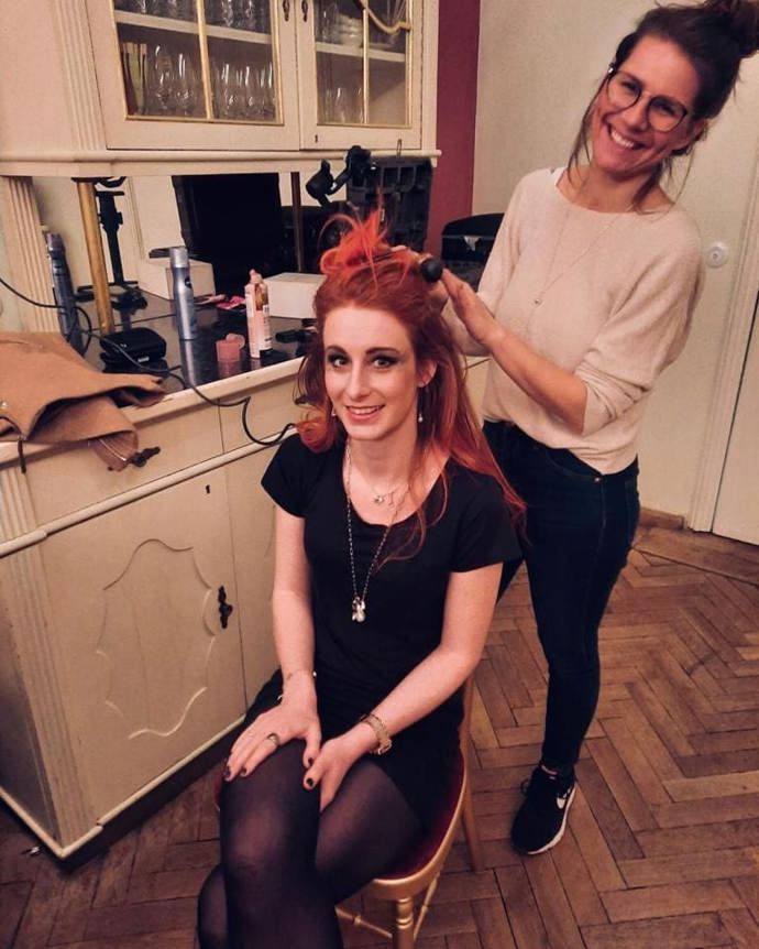 Na chvíli si před časem obarvila vlasy načerveno, ale po pár dnech ji to přestalo bavit a čekala, až se barva vymyje. 