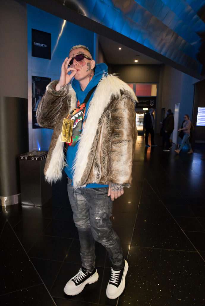 Rapper Sergei Barracuda má ve filmu BANGER. klíčovou roli a upozornil na sebe také svým outfitem. Je otázkou, zda by mu modrá mikina a džínové kalhoty prošly také na premiéře jiného filmu, než je ten jeho.