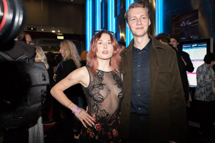 Herec Vojtěch Vodochodský se na premiéře filmu BANGER. fotil s kolegyní, která má slabost pro průhledné materiály.