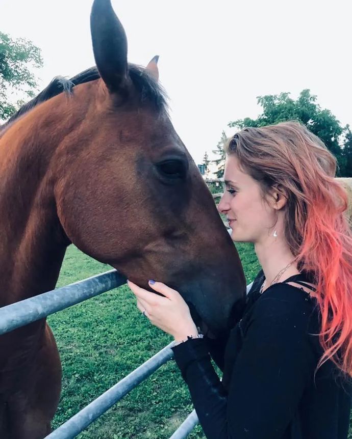 To chvilku trvalo, tak vlasy zkrátila a vrátila se k původní světlé barvě. 