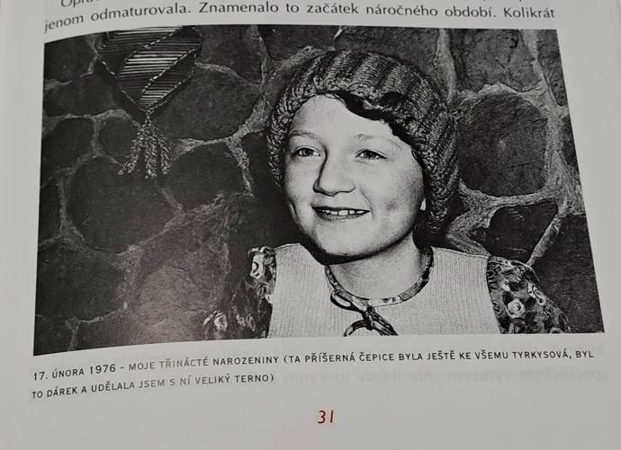 Zpěvačka Bára Basiková zvěřejnila své archivní fotografie z dětství ve své knize vzpomínek. 