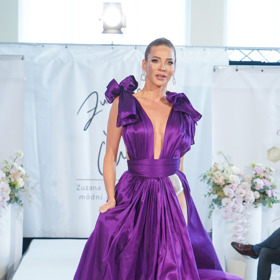 Na mole je slovenská modelka jako doma. Dlouhé fialové šaty předváděla pro návrhářku Zuzanu Lešák Černou a vypadala opravdu skvostně. 