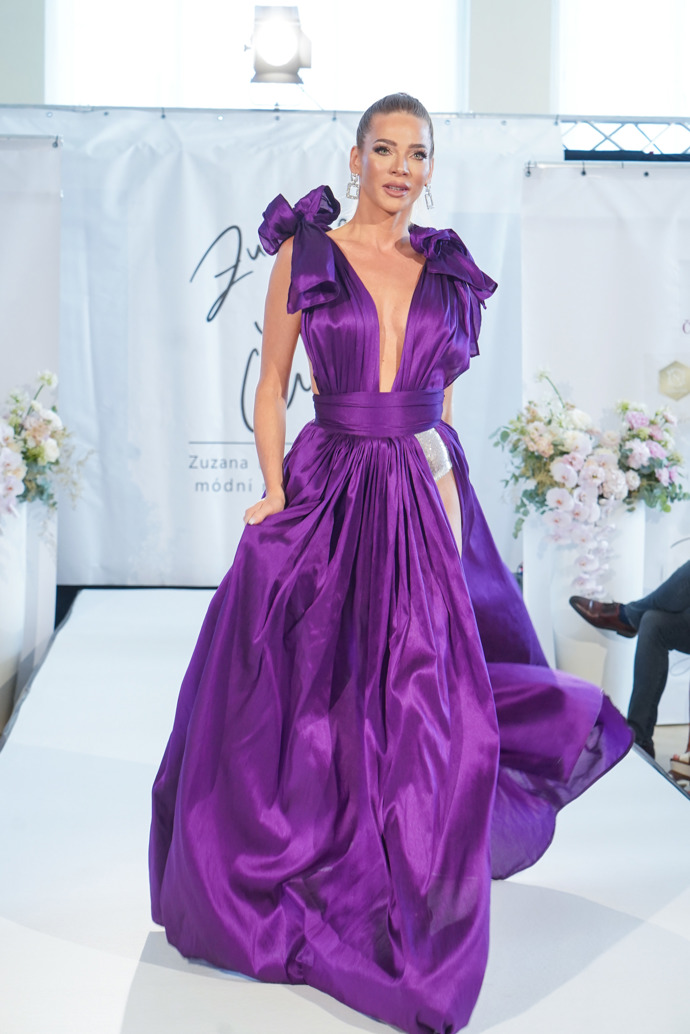 Na mole je slovenská modelka jako doma. Dlouhé fialové šaty předváděla pro návrhářku Zuzanu Lešák Černou a vypadala opravdu skvostně. 