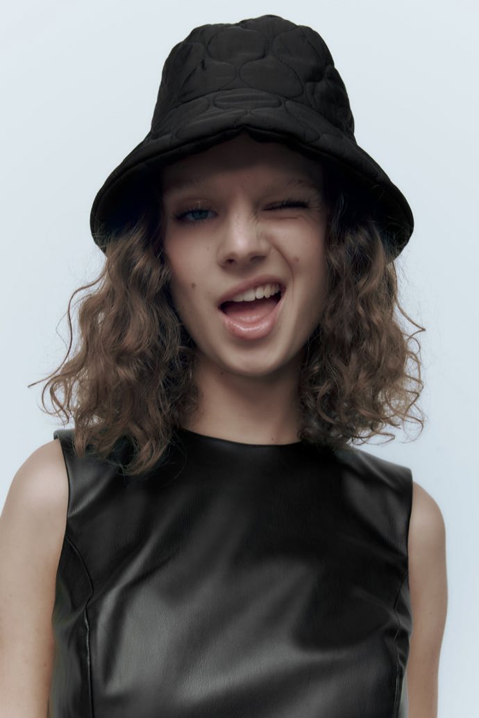 Prošívaný klobouk bucket. Zara, 299 Kč