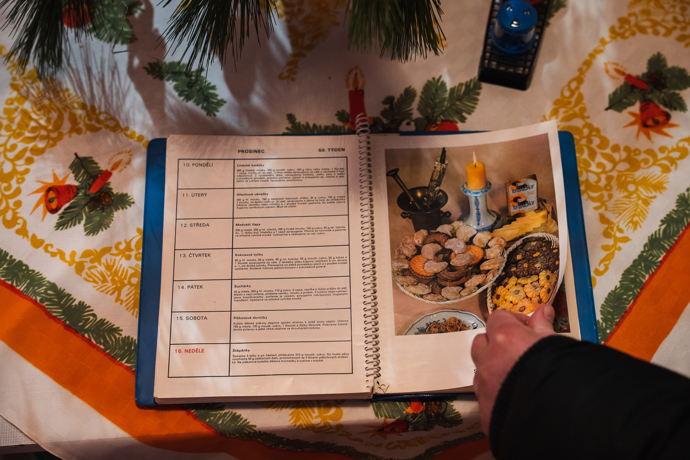 Recepty na vánoční cukroví si hospodyňky vyměňovaly na chodbě se sousedkami.