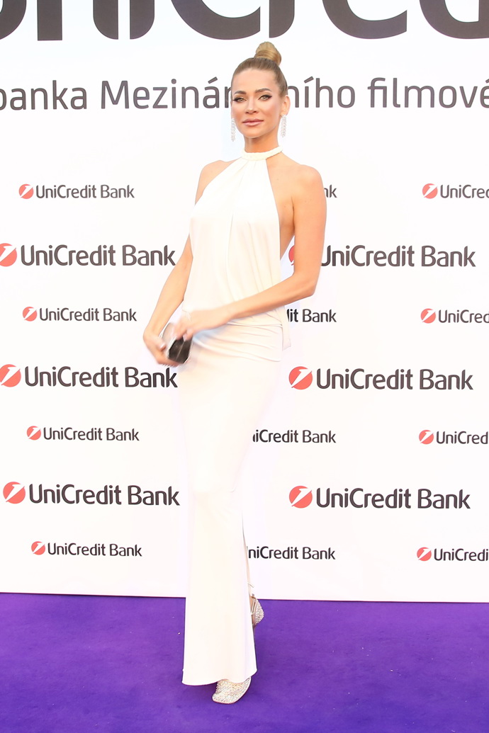 Tato fotografie vznikla na Unicreditbank večírku během KVIFF 2022.  Andrea vynesla bílé šaty světoznámé značky Tom Ford a šperky Gismondi. 