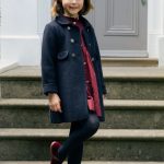 Modrý kabát, který jsme mohli na princezně Charlotte vidět při zádušní mši za jejího zesnulého pradědečka, prince Philipa. Amaia London, 3 970 Kč