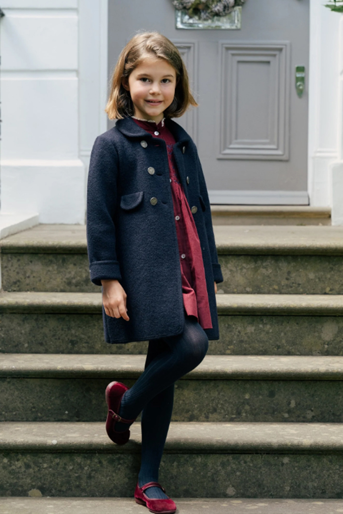 Modrý kabát, který jsme mohli na princezně Charlotte vidět při zádušní mši za jejího zesnulého pradědečka, prince Philipa. Amaia London, 3 970 Kč