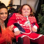 Lucie věnovala Dominice jednoho ze svých ručně vyráběných andělíčků a pozvala ji i s rodiči na muzikály Maminy a Láska je láska.