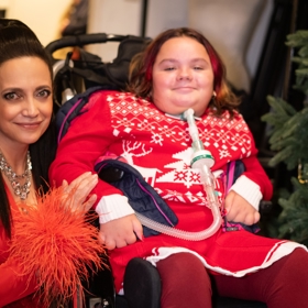 Lucie věnovala Dominice jednoho ze svých ručně vyráběných andělíčků a pozvala ji i s rodiči na muzikály Maminy a Láska je láska.