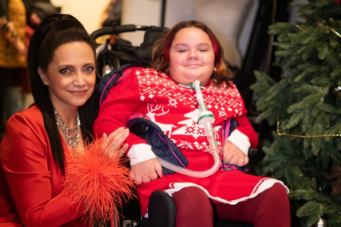 Lucie věnovala Dominice jednoho ze svých ručně vyráběných andělíčků a pozvala ji i s rodiči na muzikály Maminy a Láska je láska.