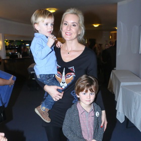 Jovanka je bývalou tanečnicí, proto své syny ráda vodí do divadla.