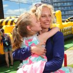 Jasmína už pomáhá mamince Kristině Kloubkové v kuchyni.