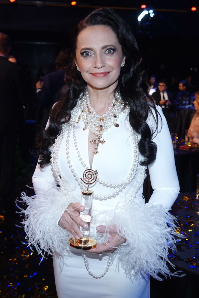 Doplnila ji závěsem perel.