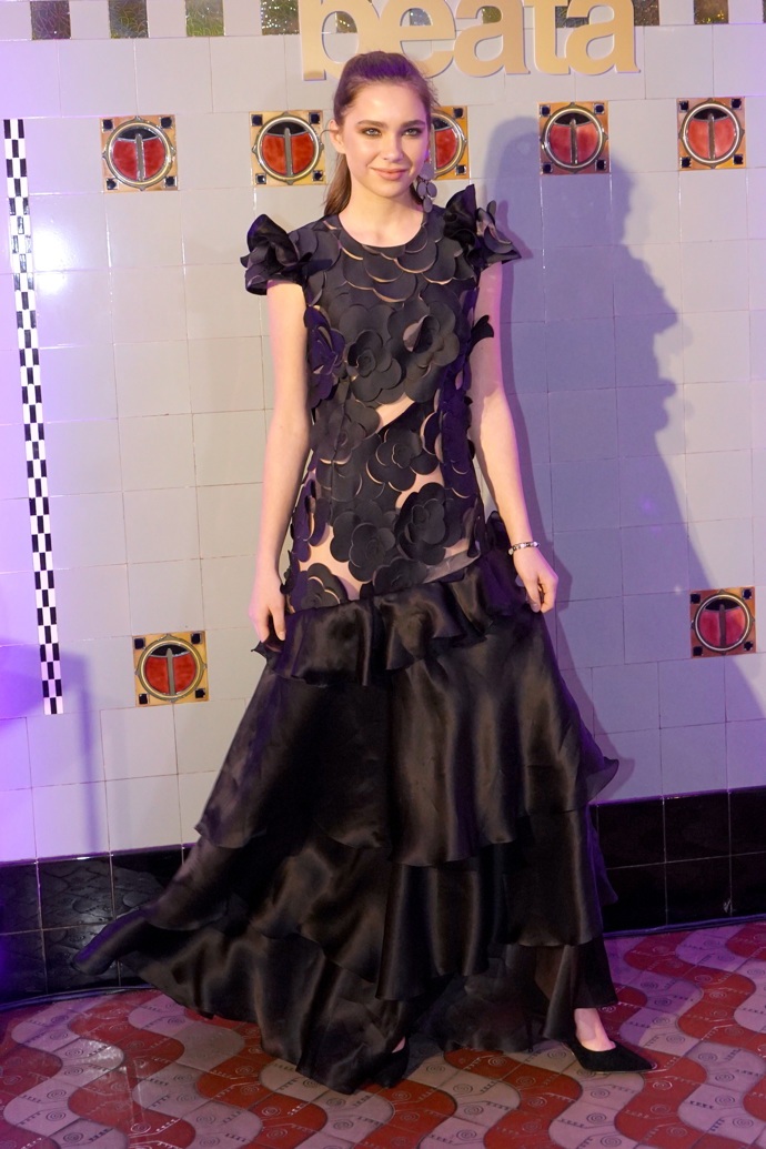 Plesové šaty mohou mít také velké množství průstřihů. 