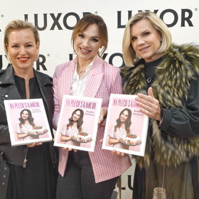 Letos na podzim vyšla kniha Na plech s Kamilou. Kmotrami byly její muzikálové kolegyně Martina Pártlová (vlevo) a Leona Machálková (vpravo).