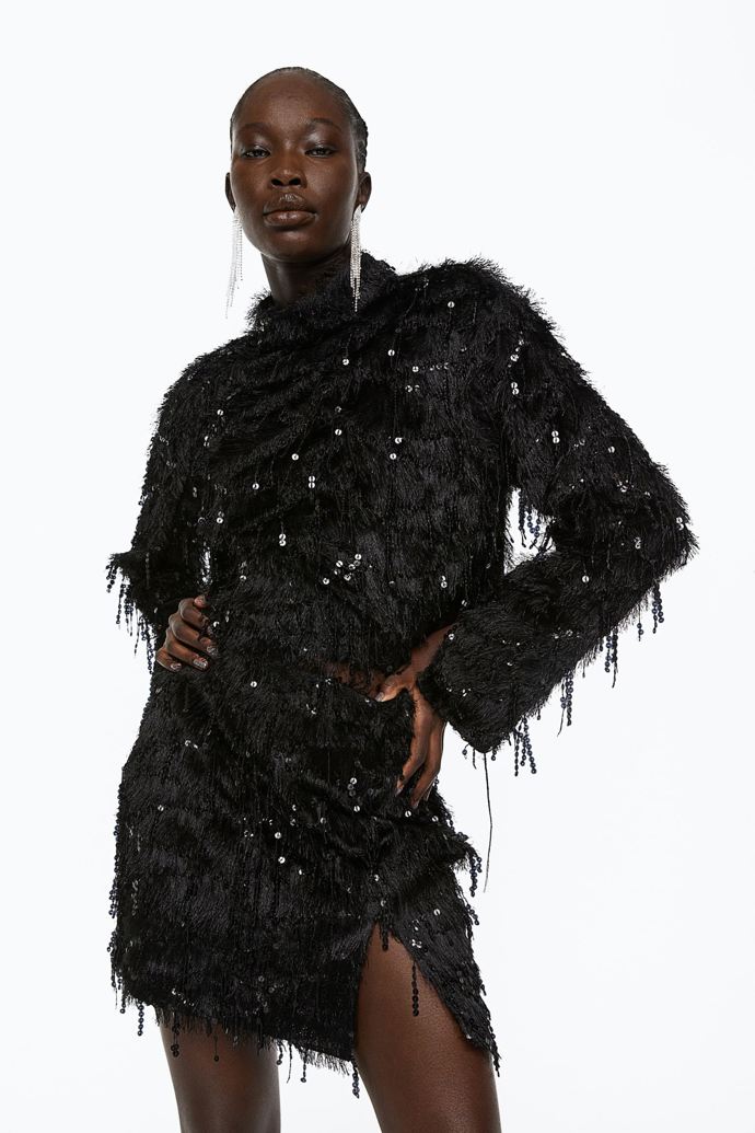 Krátký svetřík pošitý flitry. H&M, 599 Kč